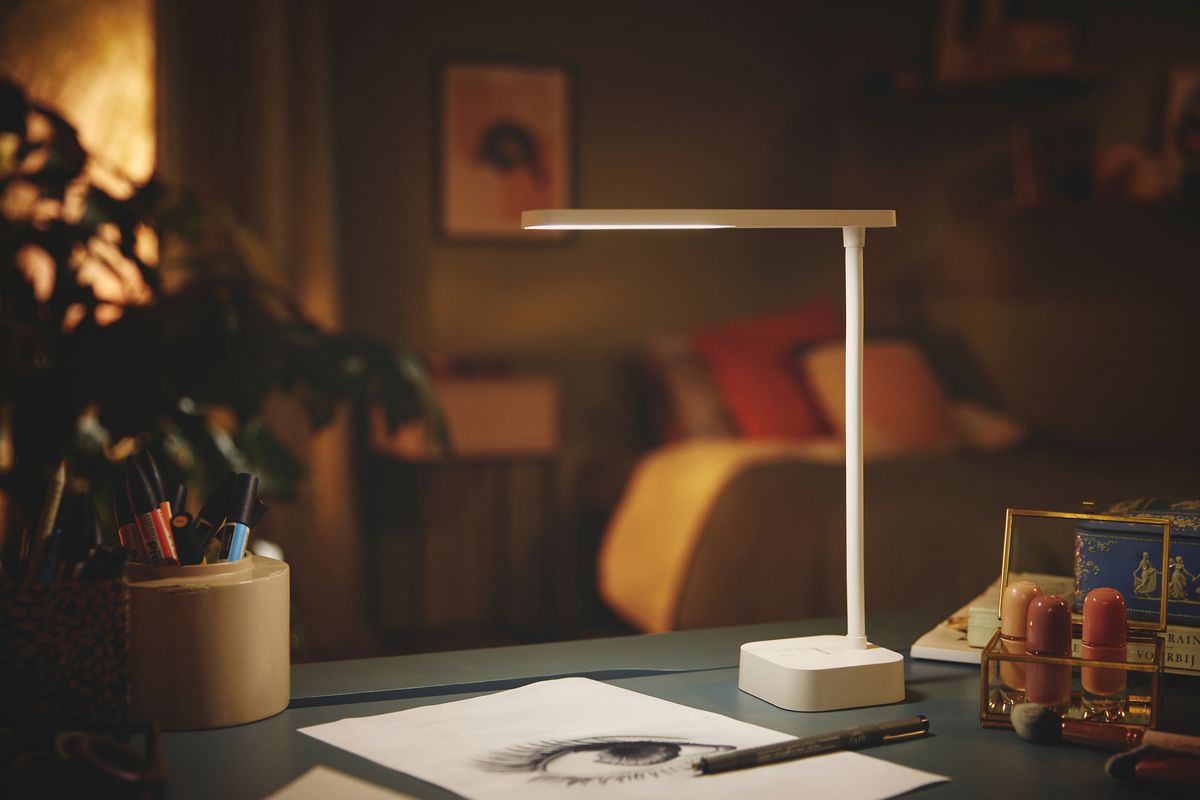 LED-Tischleuchte Philips Tilpa 5W 90lm 4000K weiss USB Typ A