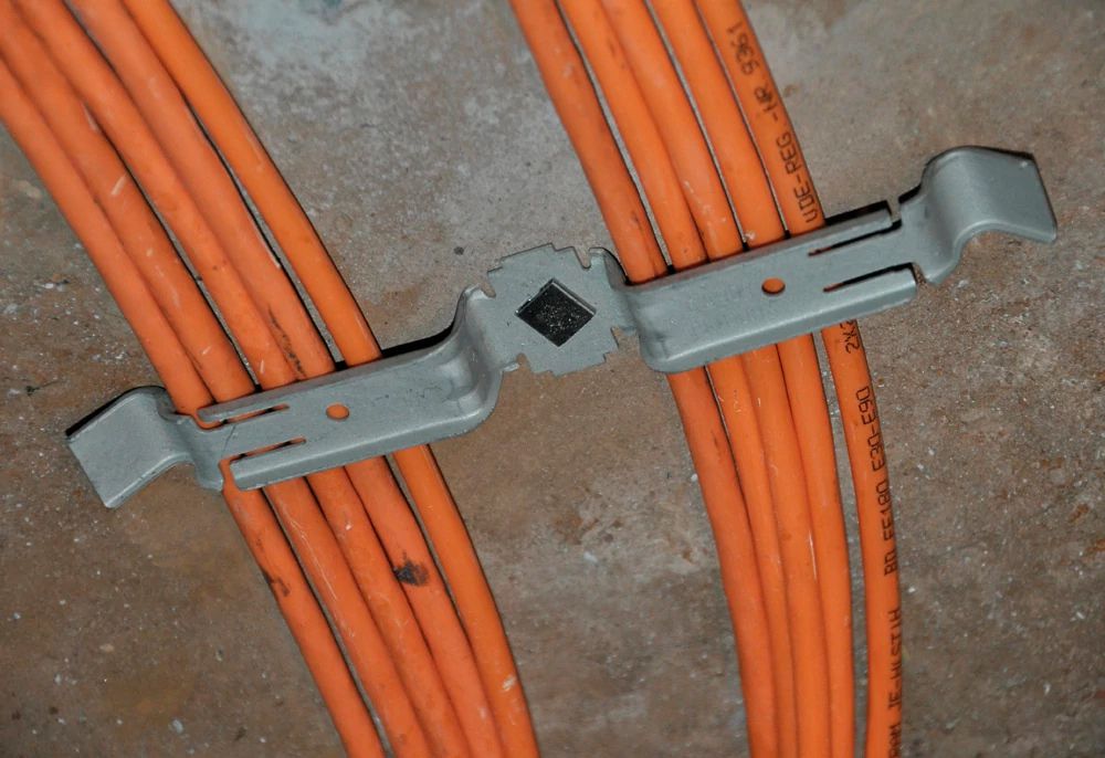 Étrier porte-câble nVent CADDY e.acier pour 10 câble, 7.1mm trou E30 DIN 4102-12