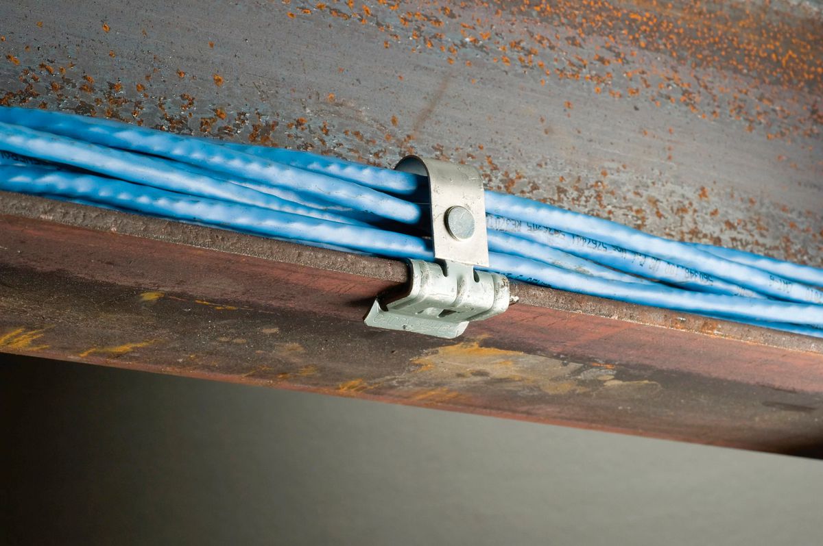 Clip a flangia nVent CADDY, d.aprire c.cinghia d.sicurezza, molla acc. 21…28 mm