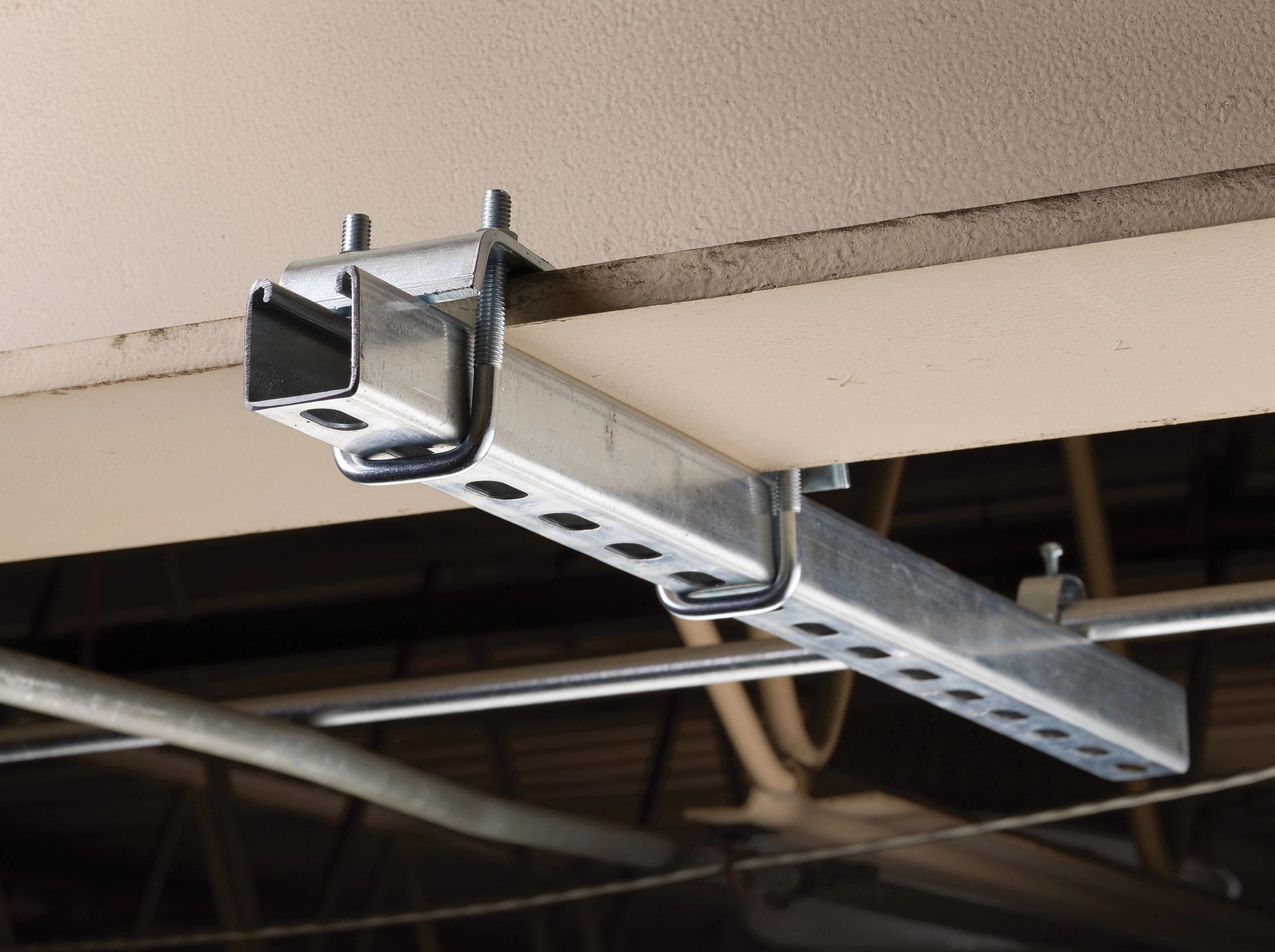 Graffa p.putrella nVent CADDY, p.barre strutturata c.staffa a U DD 124×41mm, M10