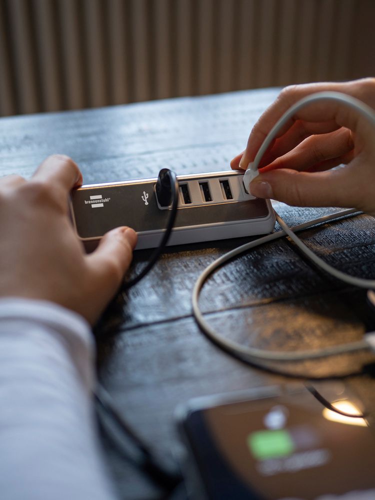 Prise multiple Brennenstuhl®estilo 4×USB-A 4.2A 1×USB-C 20W 1.5m textile arg/bc