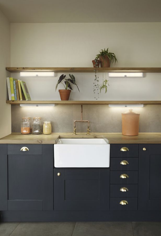 LED-Lichtleiste LEDVANCE LINEAR FLIP PIR SEN 4.5W 250lm 830 305mm weiss USB