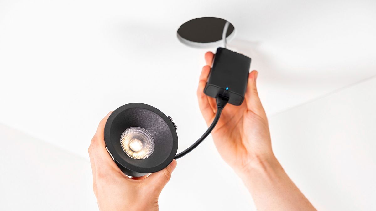 Downlight LED Plejd DWN-02-B 8W 515lm 2200…4000K IP44 REG Ø94mm nero