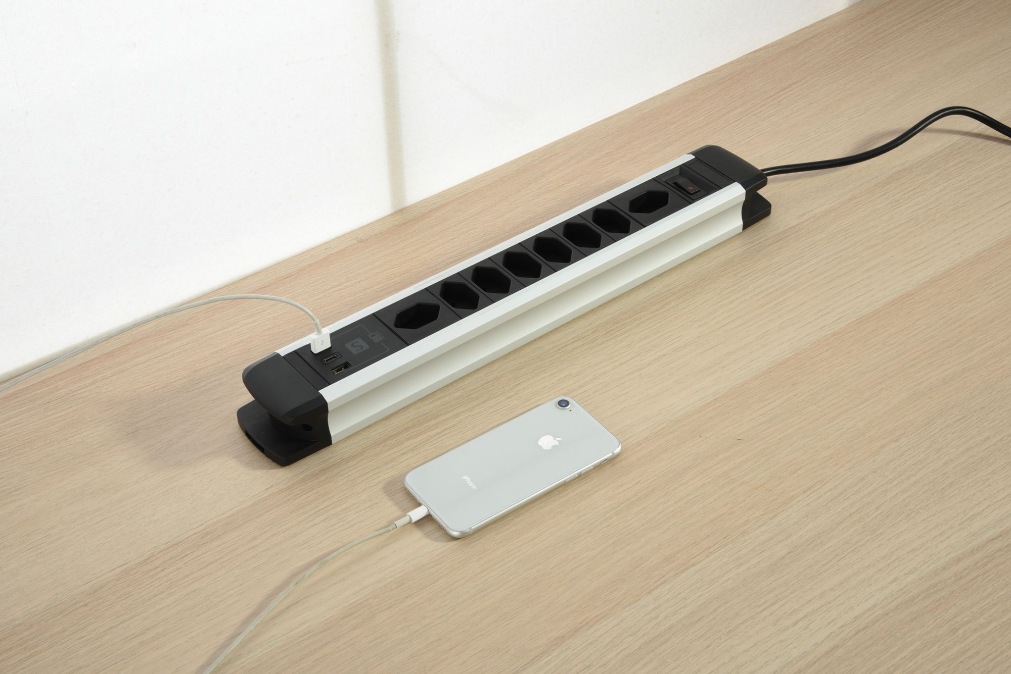 Presa multipla ALU 8×T13 2×USB-A/1×USB-C 2m 3×1mm² interruttore nero/alluminio