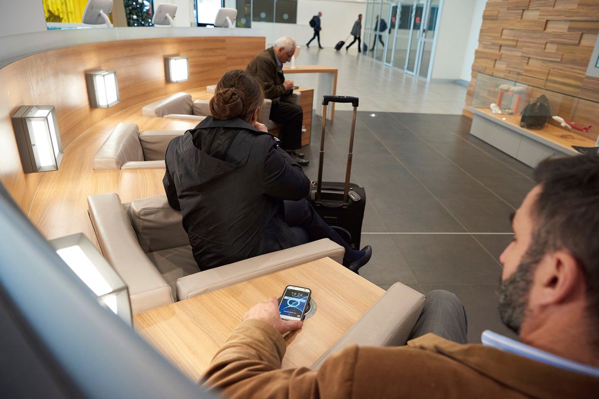 UP-Wireless Ladestation Legrand 15W IP44/IK08 grau Ø87×24mm