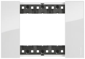 Cadre de recouvrement Living Now 3 modules 125×86mm ice