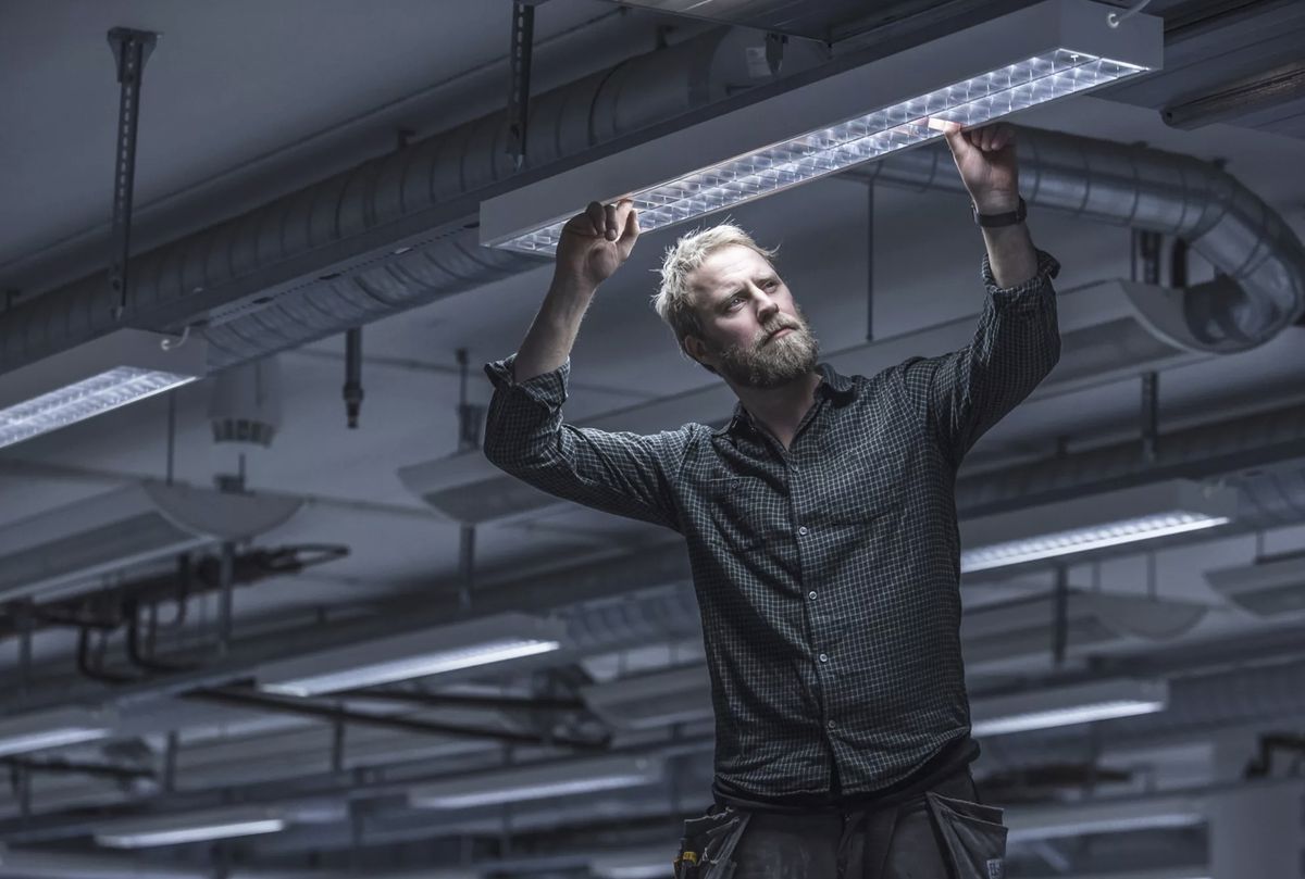 LED-Röhre Philips CorePro G13 220…240V 8W 800lm 865 590mm 240°