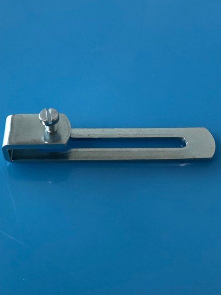 Étrier de fixat. compteur en fer, 93mm passivé, vis incluse